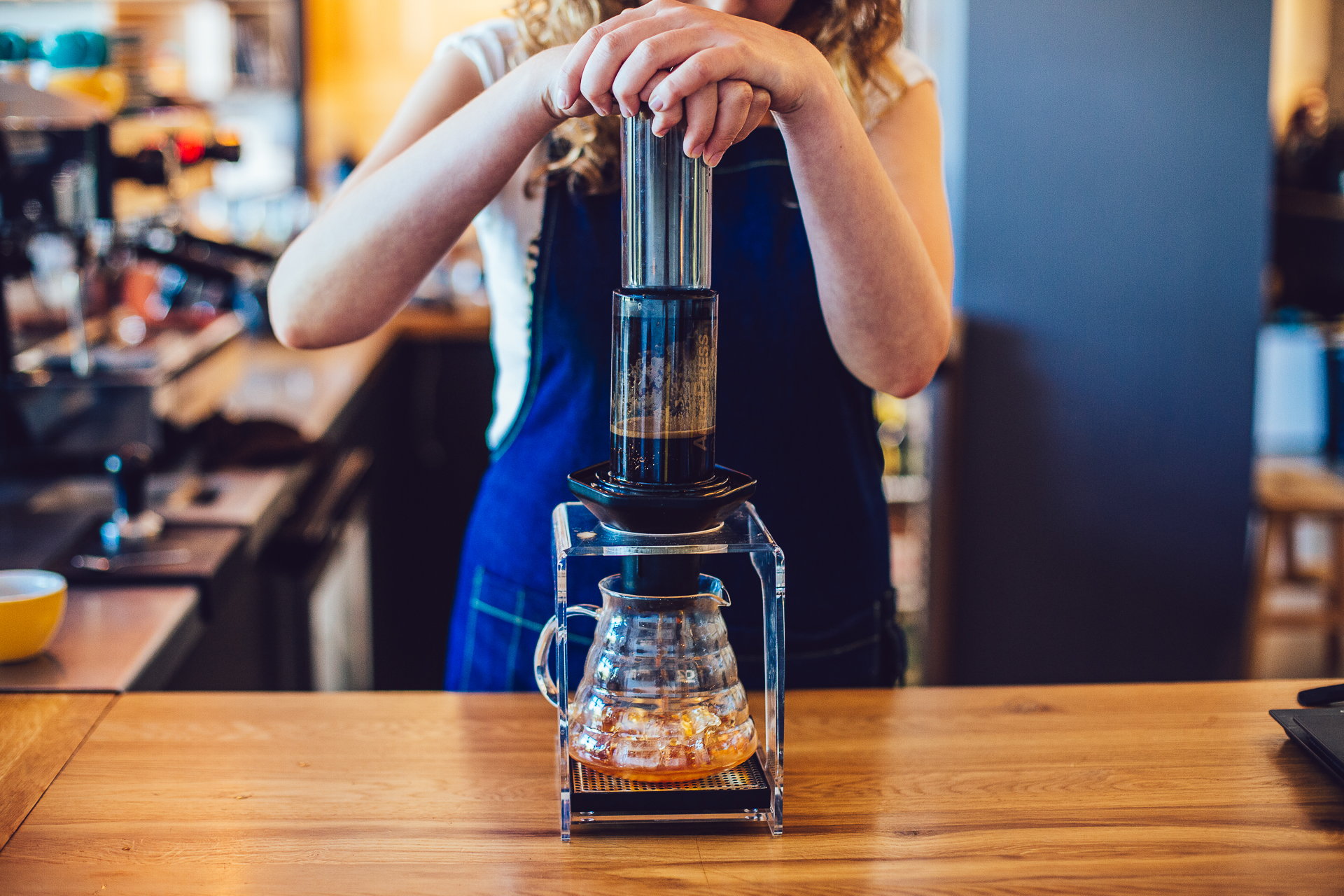 kawa z aeropressu na lodzie