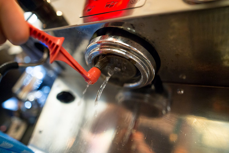 Czyszczenie ekspresu specjalną szczotką