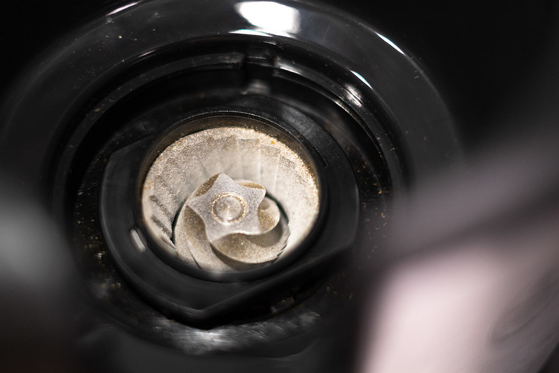 Żarna młynka podczas czyszczenia