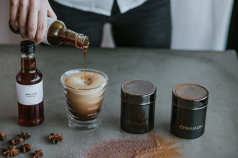 Nalewanie syropu smakowego do kawy
