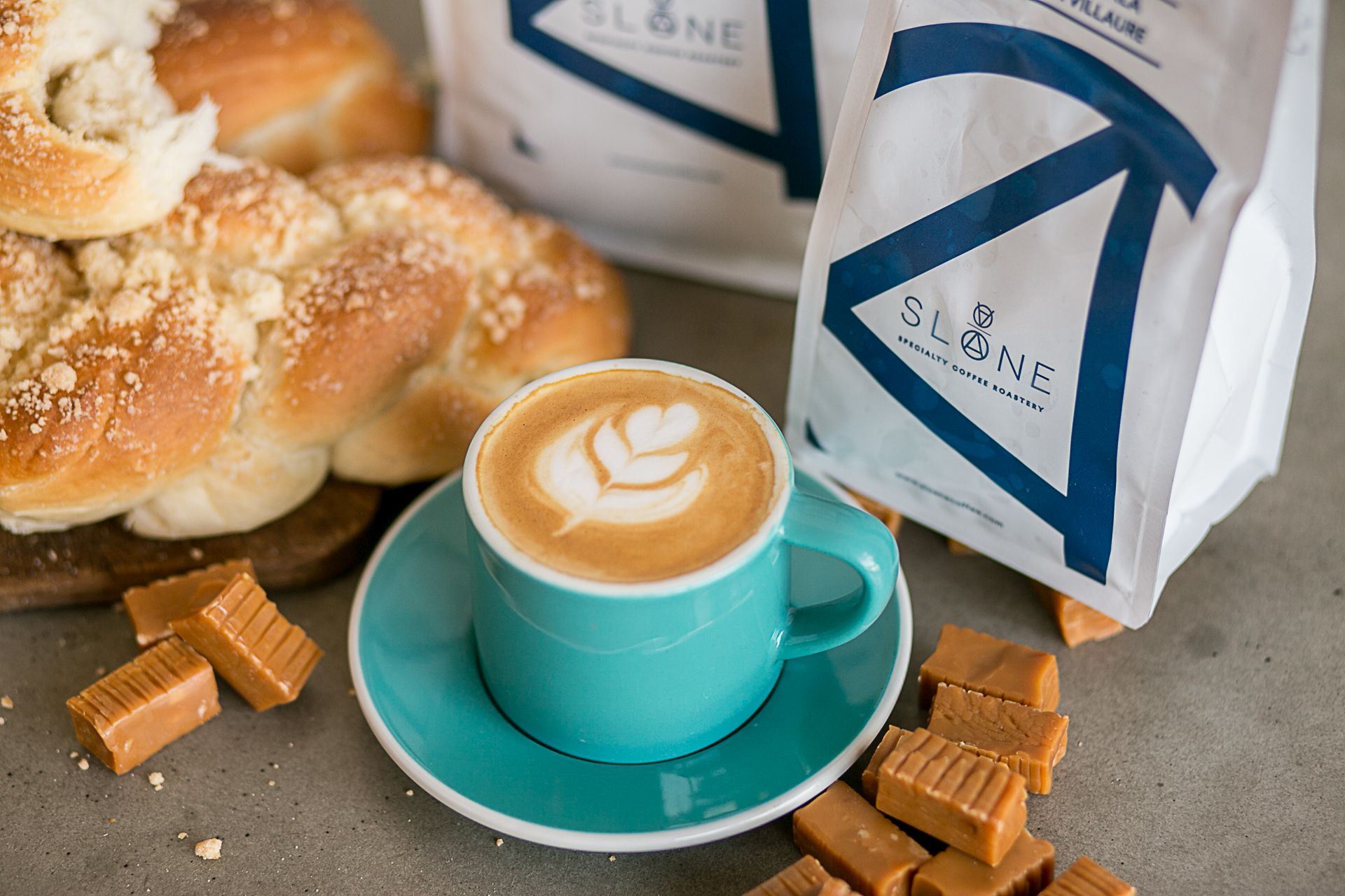 Rodzaje kaw – cappuccino w turkusowej fliżance