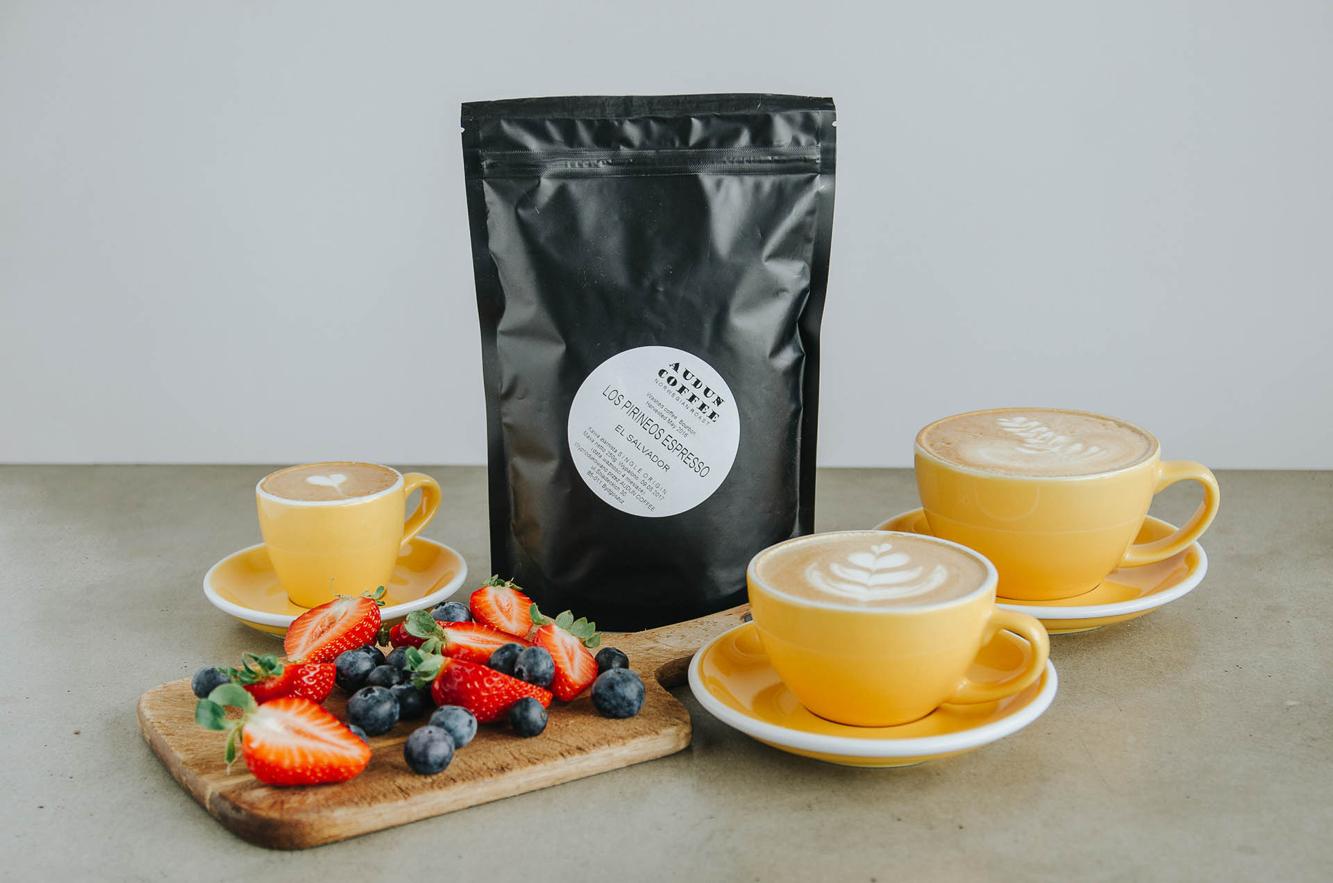 Kawy mleczne w filiżankach Loveramics