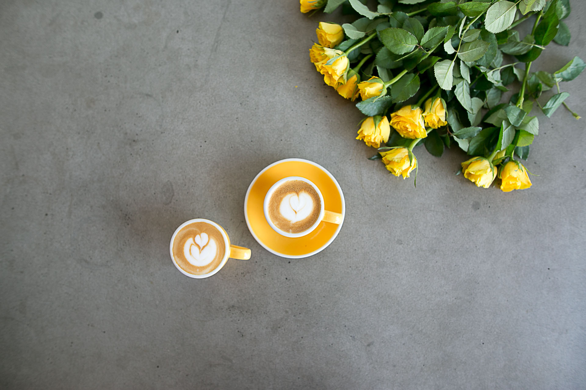 Esresso macchiato w żółtej filiżance Loveramics