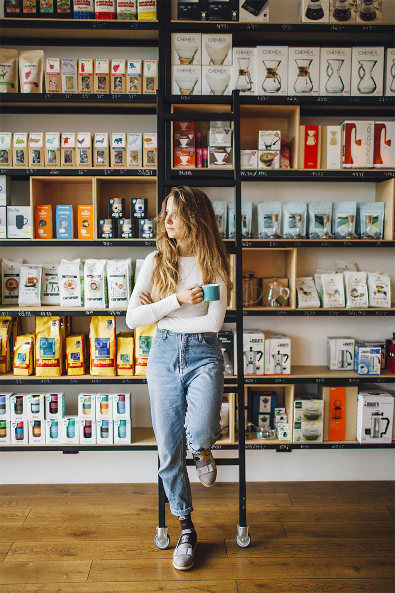 Kobieta pijąca kawę