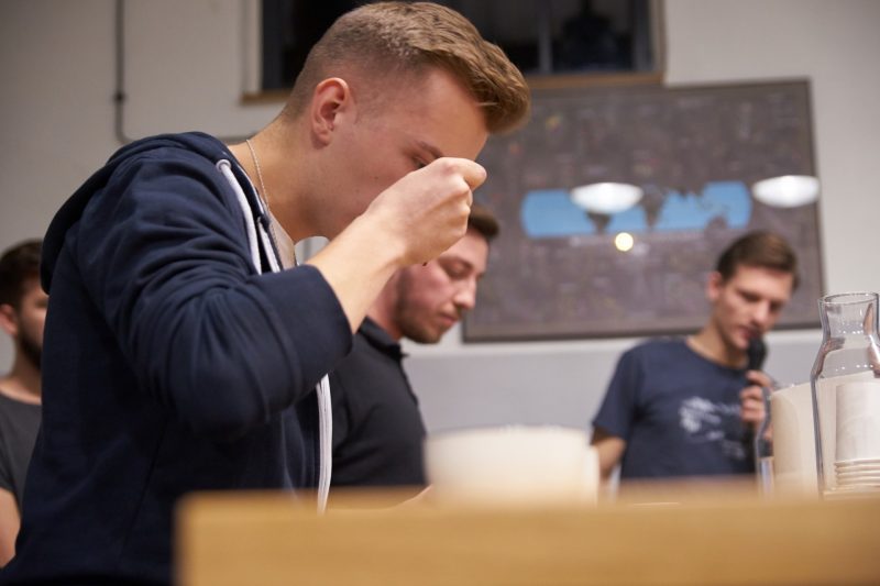 Cupping kawy – co to jest? Jak go zrobić? 5 twarzy siorbania
