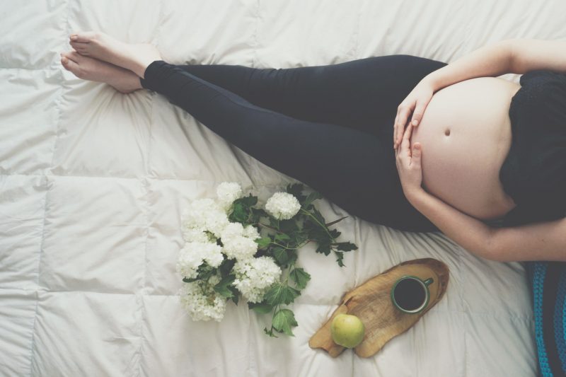 Kawa w ciąży – mierzymy się z mitami. Czy kofeina może zaszkodzić?