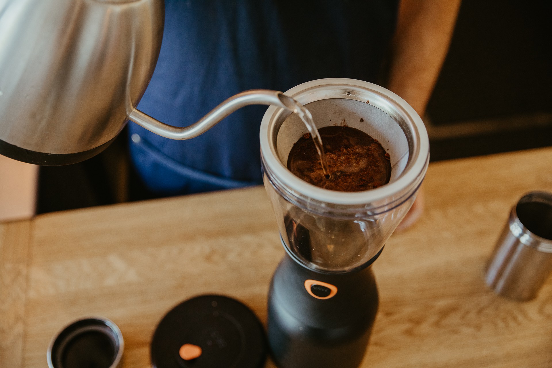 Zalewanie wodą kawy do asobu cold brew