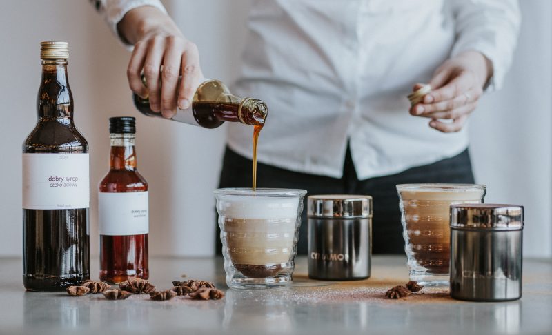 Ile kalorii ma kawa z cukrem lub syropem?