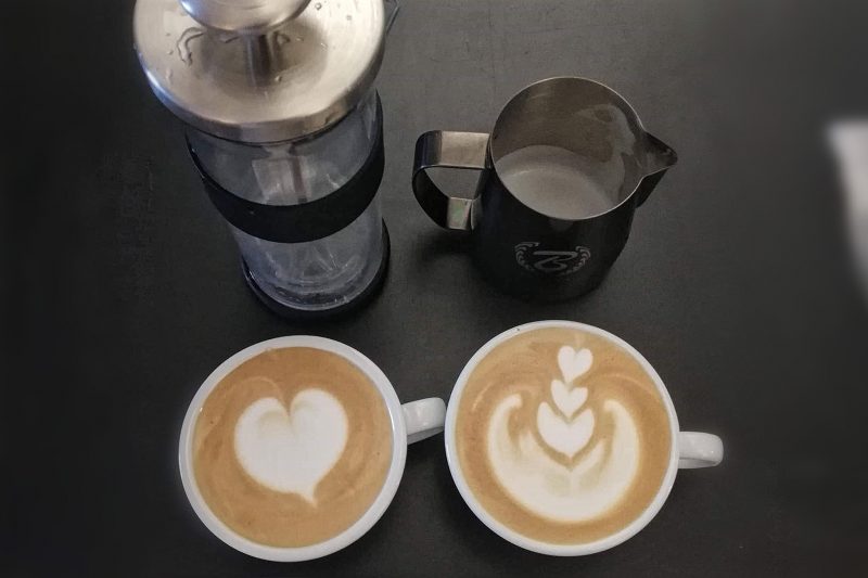 Jak spienić mleko spieniaczem ręcznym, aby stworzyć bardziej skomplikowany latte art?