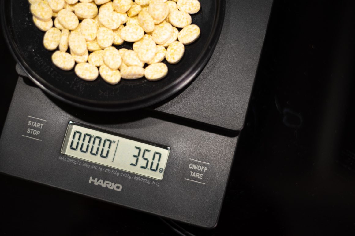 Odmierzanie tabletek Urnex do czyszczenia