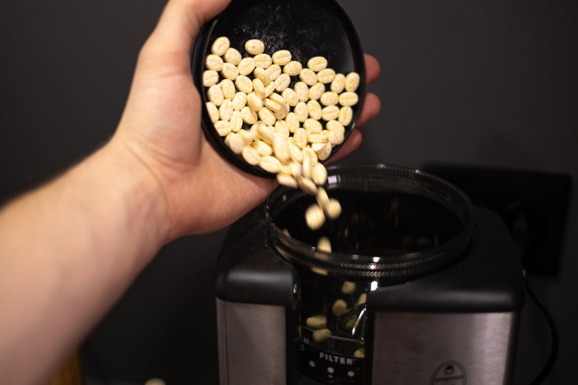 Wsypywanie tabletek do komory mielenia w młynku