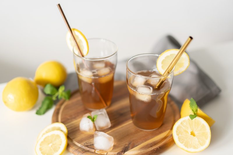 Herbata parzona na zimno – 5 oryginalnych przepisów na mrożone herbaty