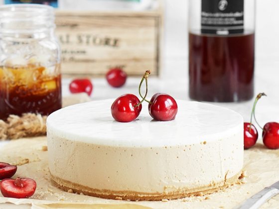 sernik kawowy na zimno z czereśniami przepis