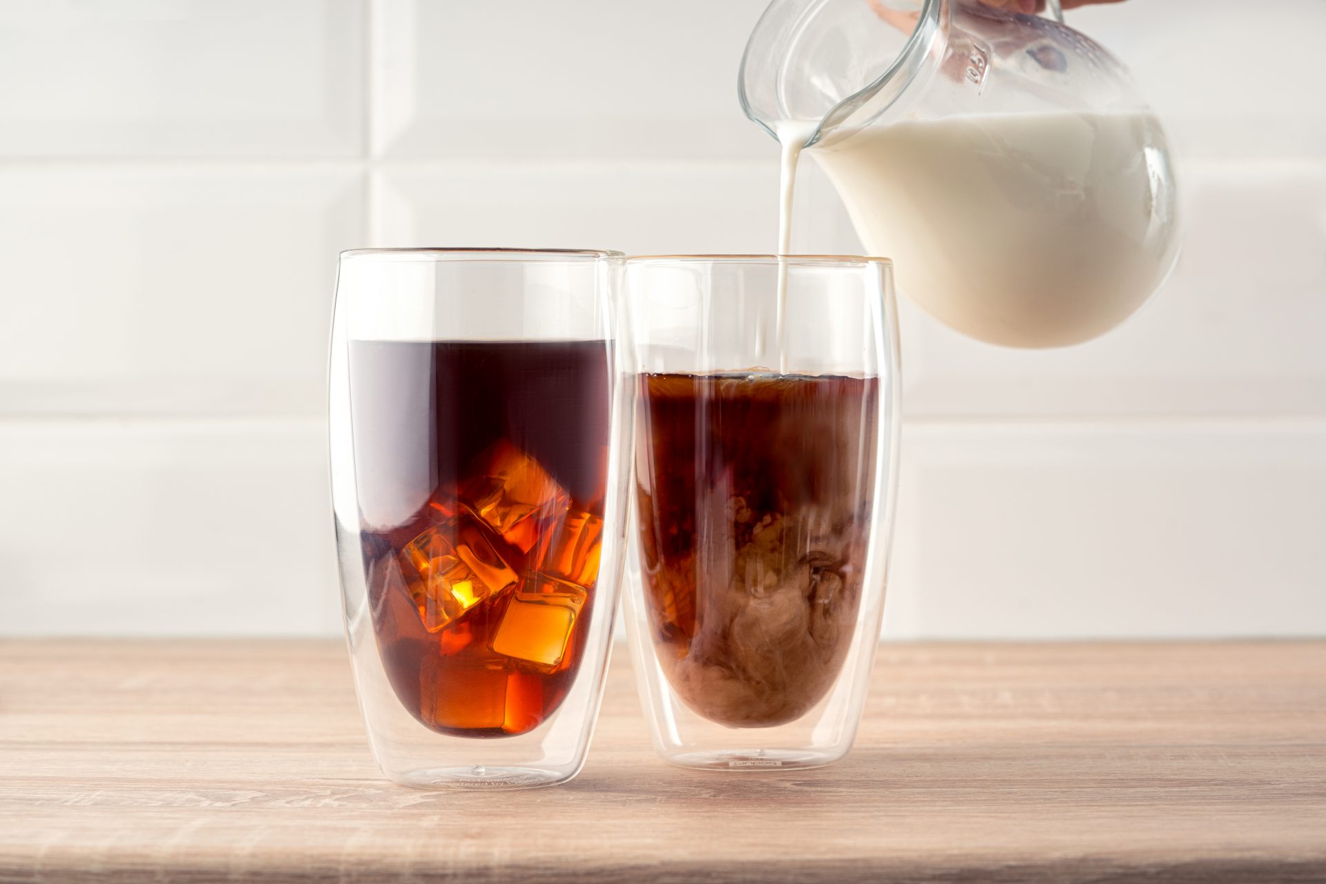 Szklanki z kawą i mleko