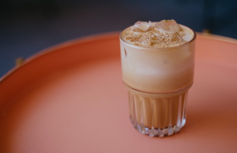 Kawa z mlekiem roślinnym na lodzie