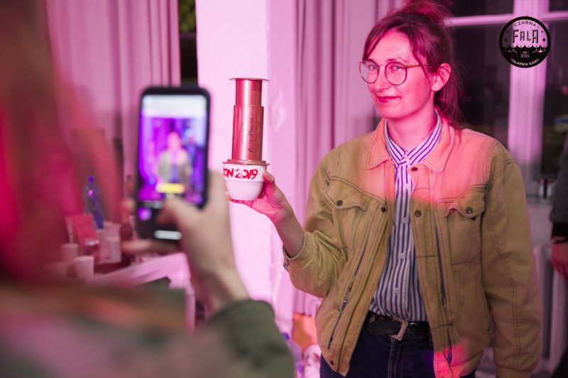 Oksana Rokosz z kubkiem z kawą z aeropressu