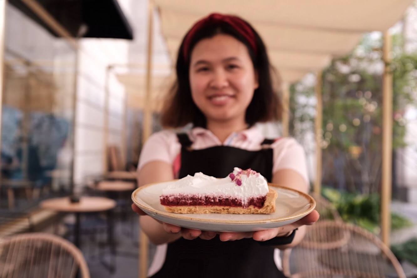 Hanh z ciastem w kawiarni na Wilczej