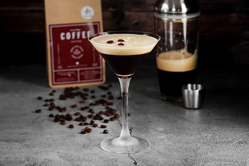 Espresso martini – przepis na zimnego, kawowego drinka z likierem