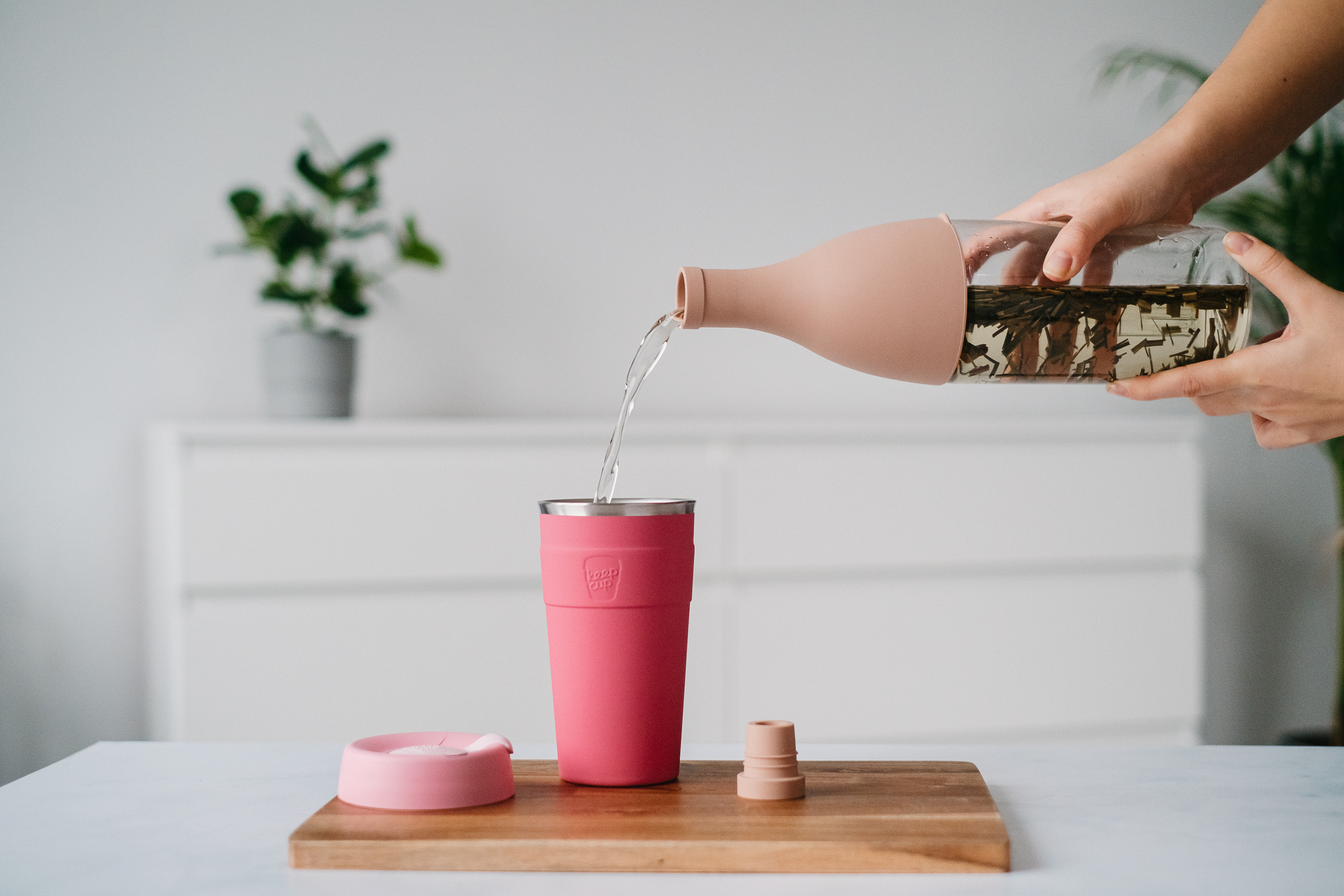 przelewanie herbaty z butelki hario do kubka