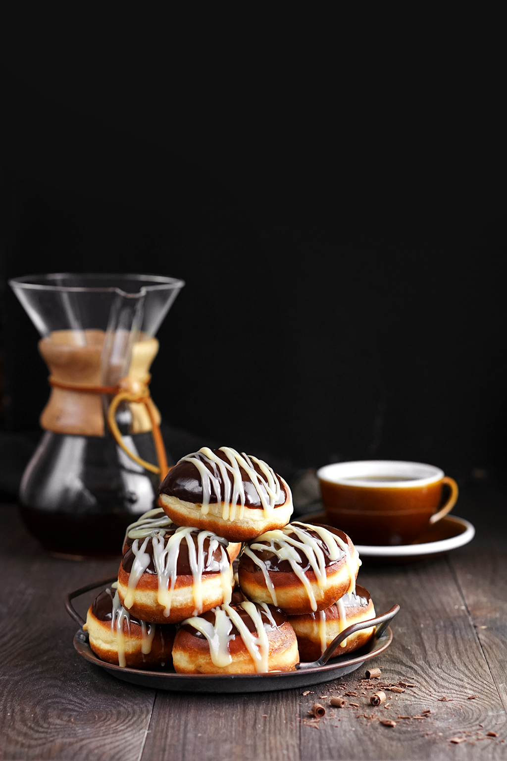 Pączki z nadzieniem kawowym w towarzystwie kawy z chemexa