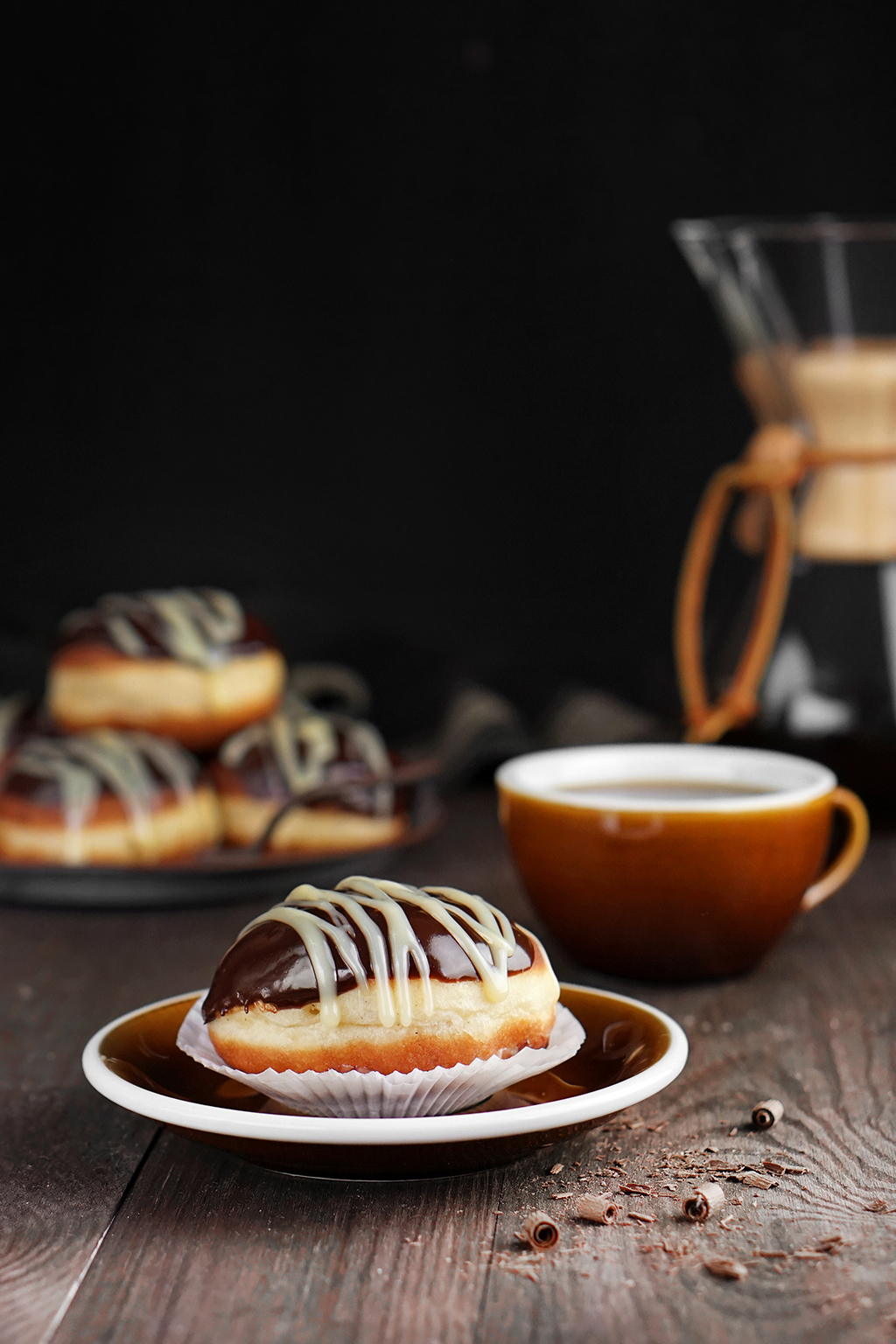 Pączek z kawowym nadzieniem i polewą czekoladową