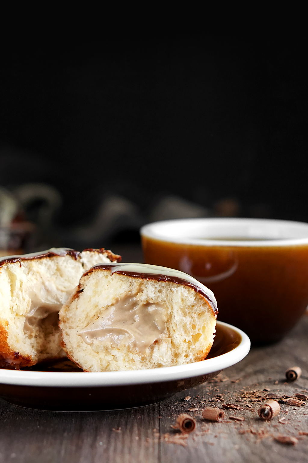 Pączek z kawowym nadzieniem oraz filiżanka kawy