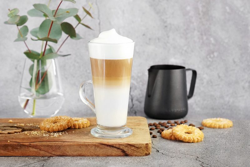 Jak zrobić latte macchiato? Przepis na kawę warstwową w domu