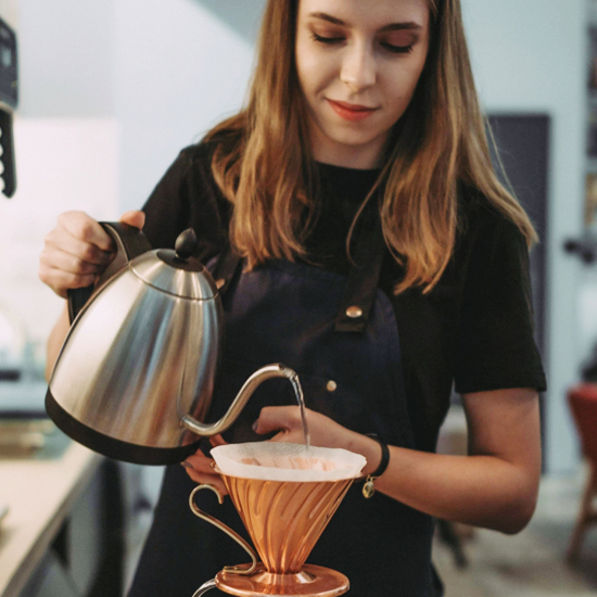 Zuza parzenie kawy w dripperze V60