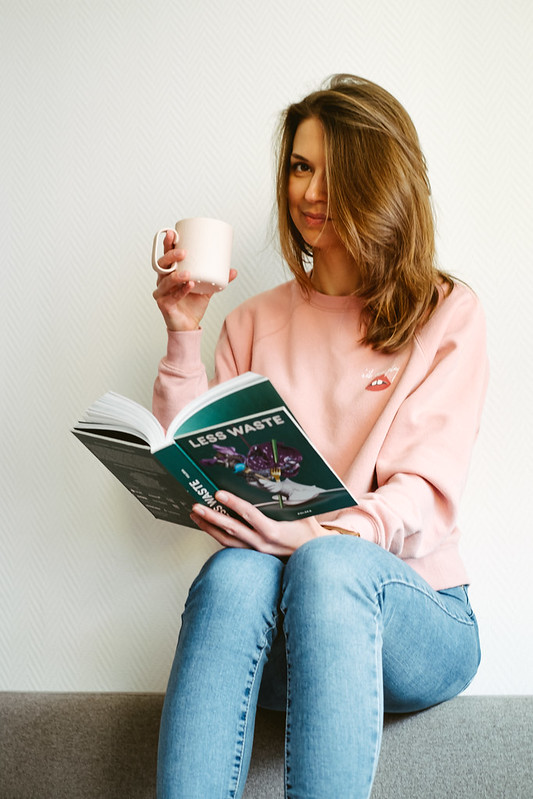 Aga Bukowska z książką "Less Waste Polska"