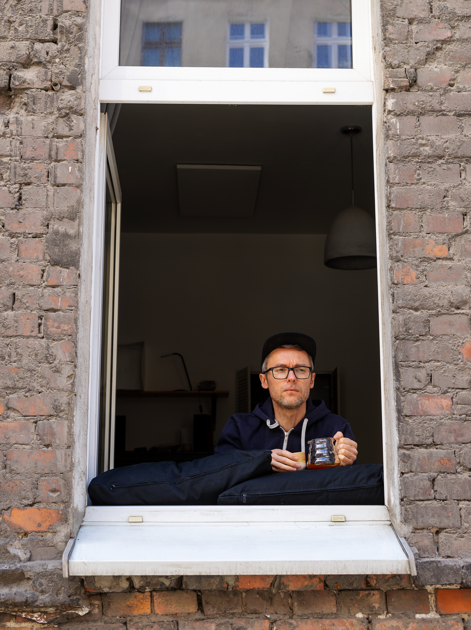 Filip z kawą w oknie