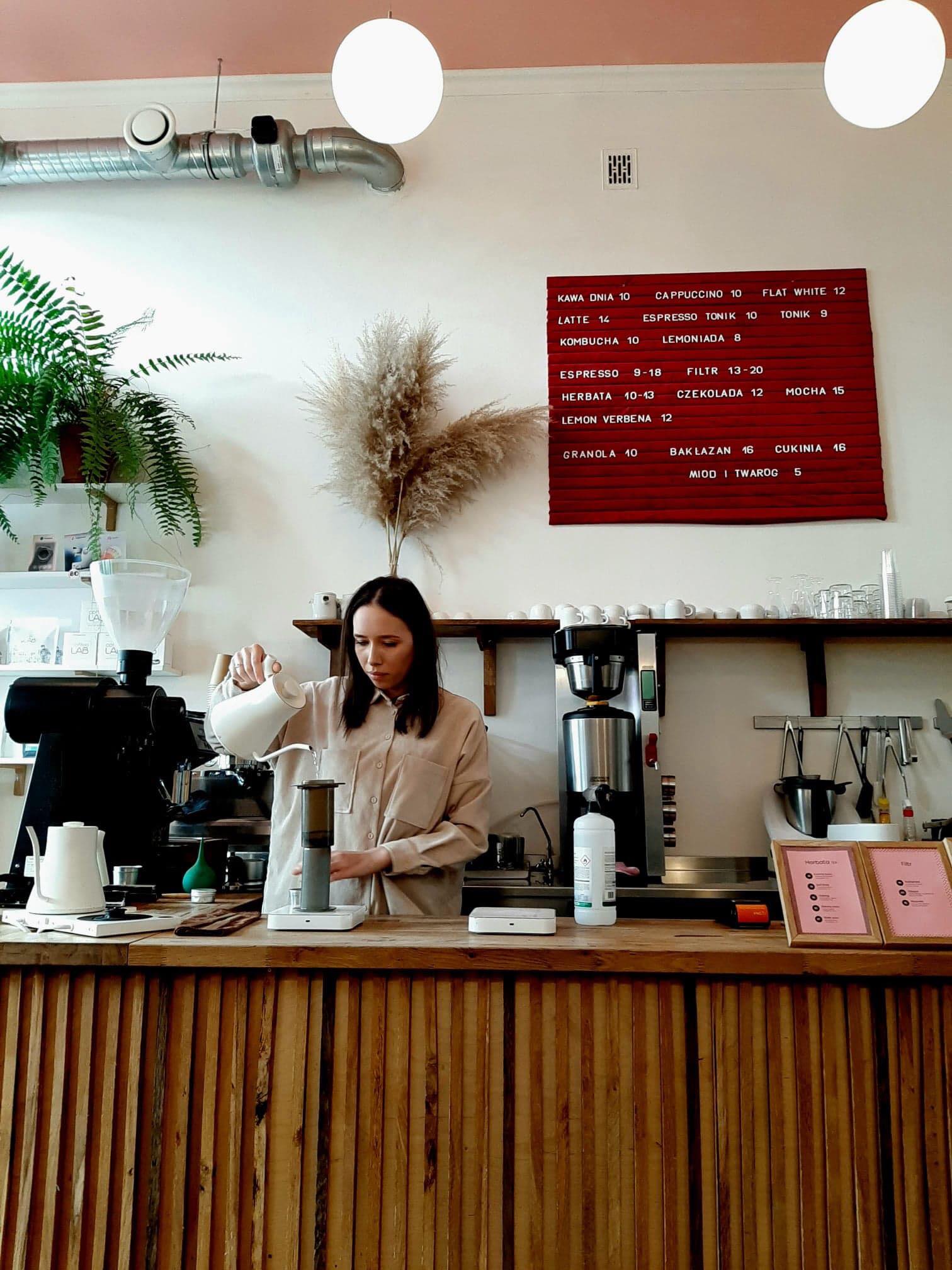Ilona parzy kawę w Forum
