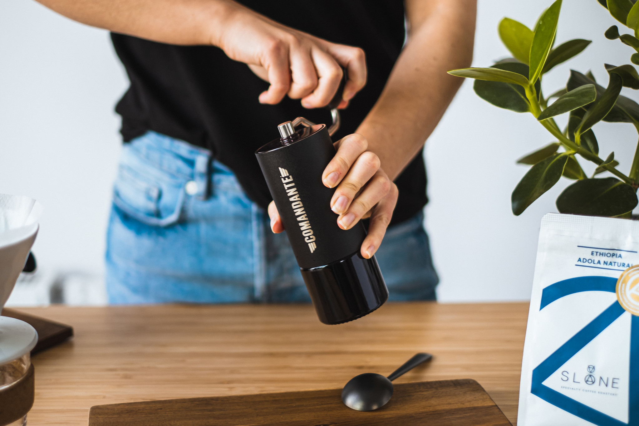 Mielenie kawy Sloane w młynku Comandante