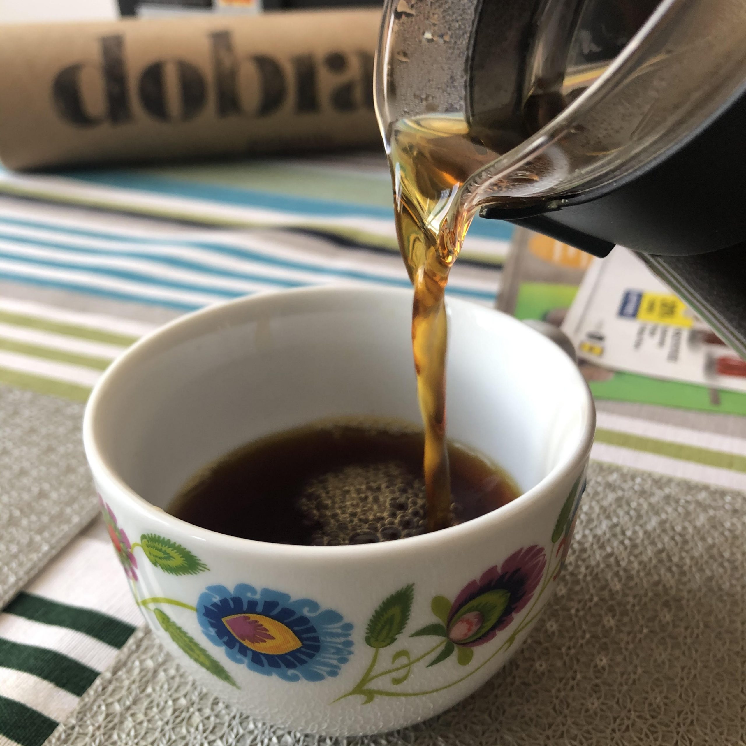 nalewanie kawy do filiżanki