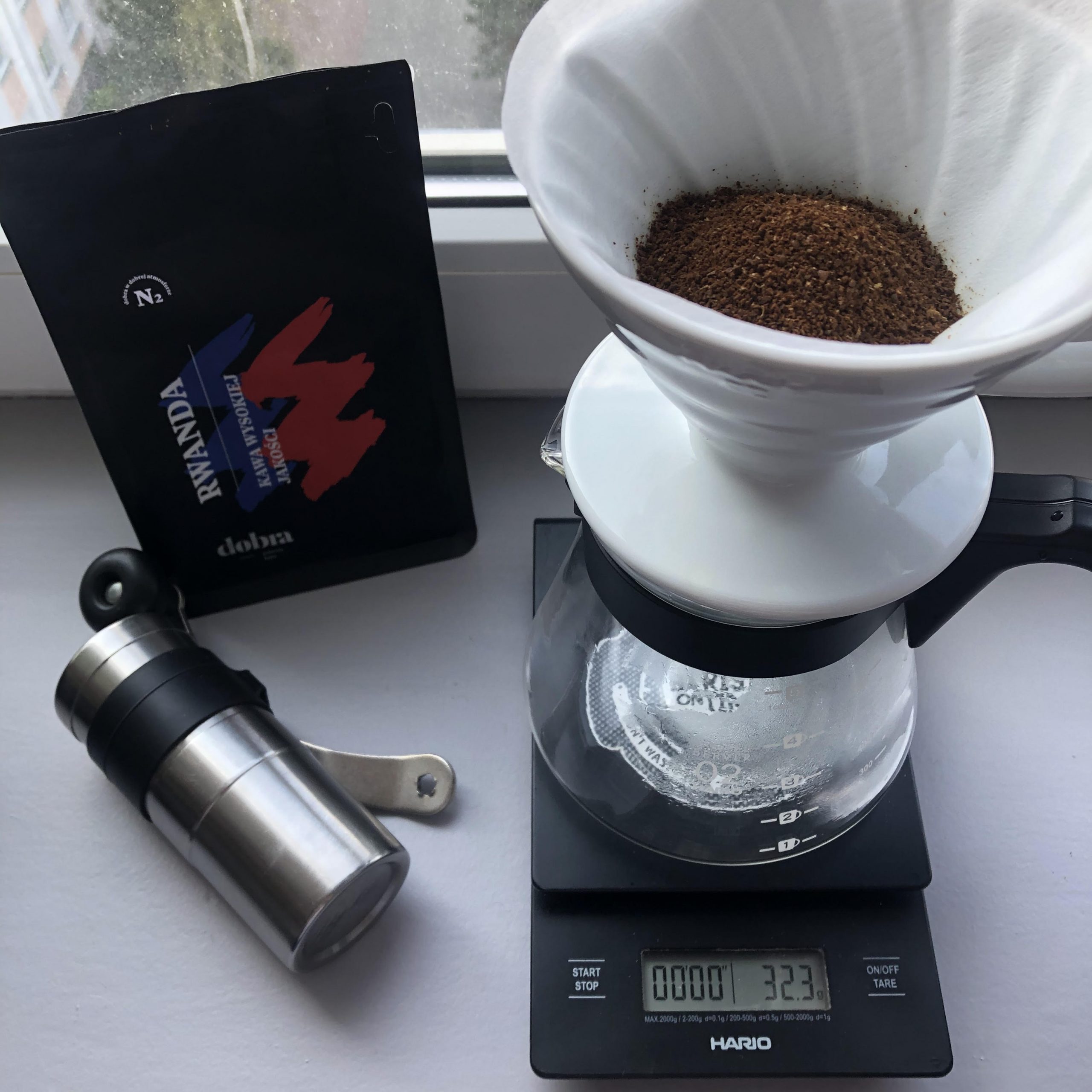 Dripper, waga, młynek i kawa
