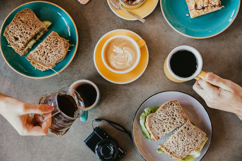 Fika – co to znaczy? Przepis na kawę po szwedzku