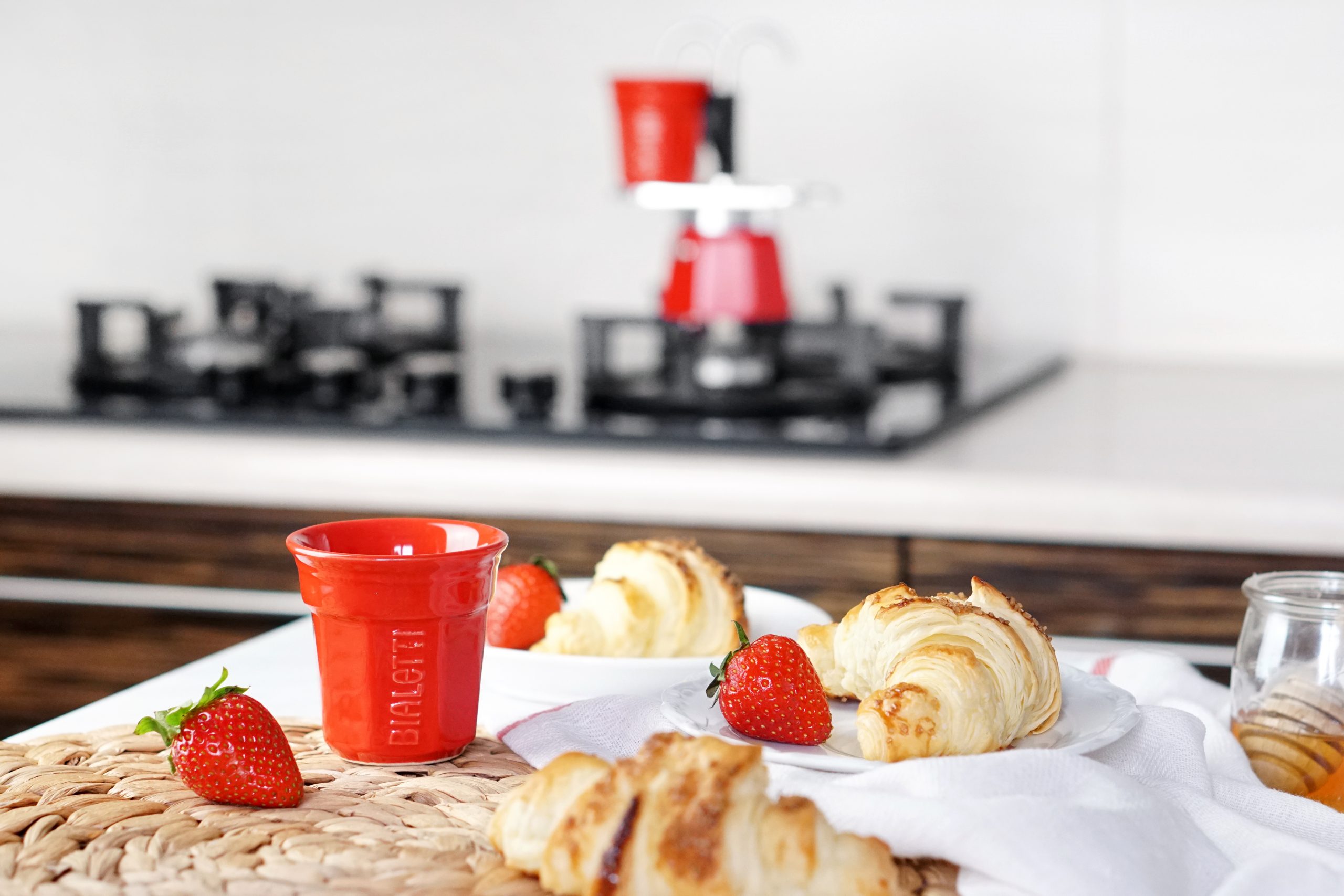 espresso z kawiarki przy śniadaniu