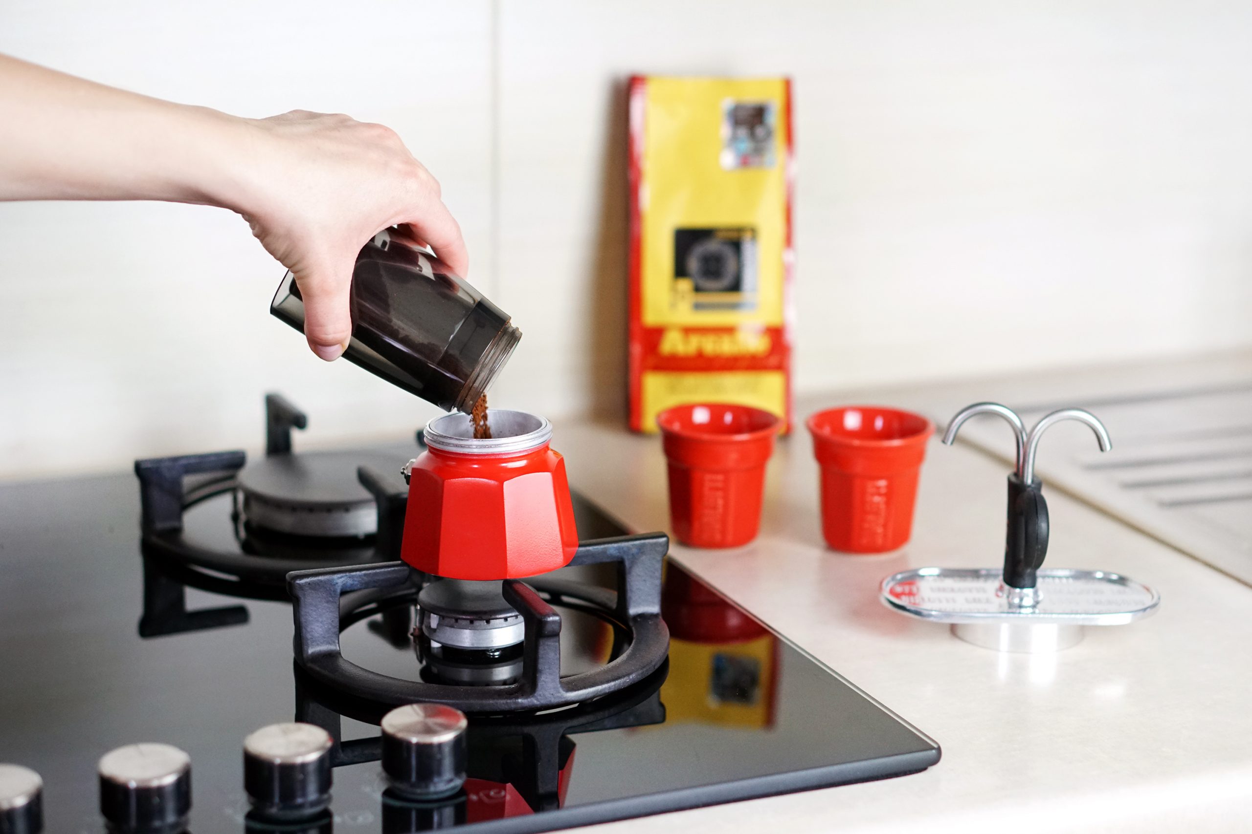 przygotowywanie kawy w kawiarce Bialetti Mini Express