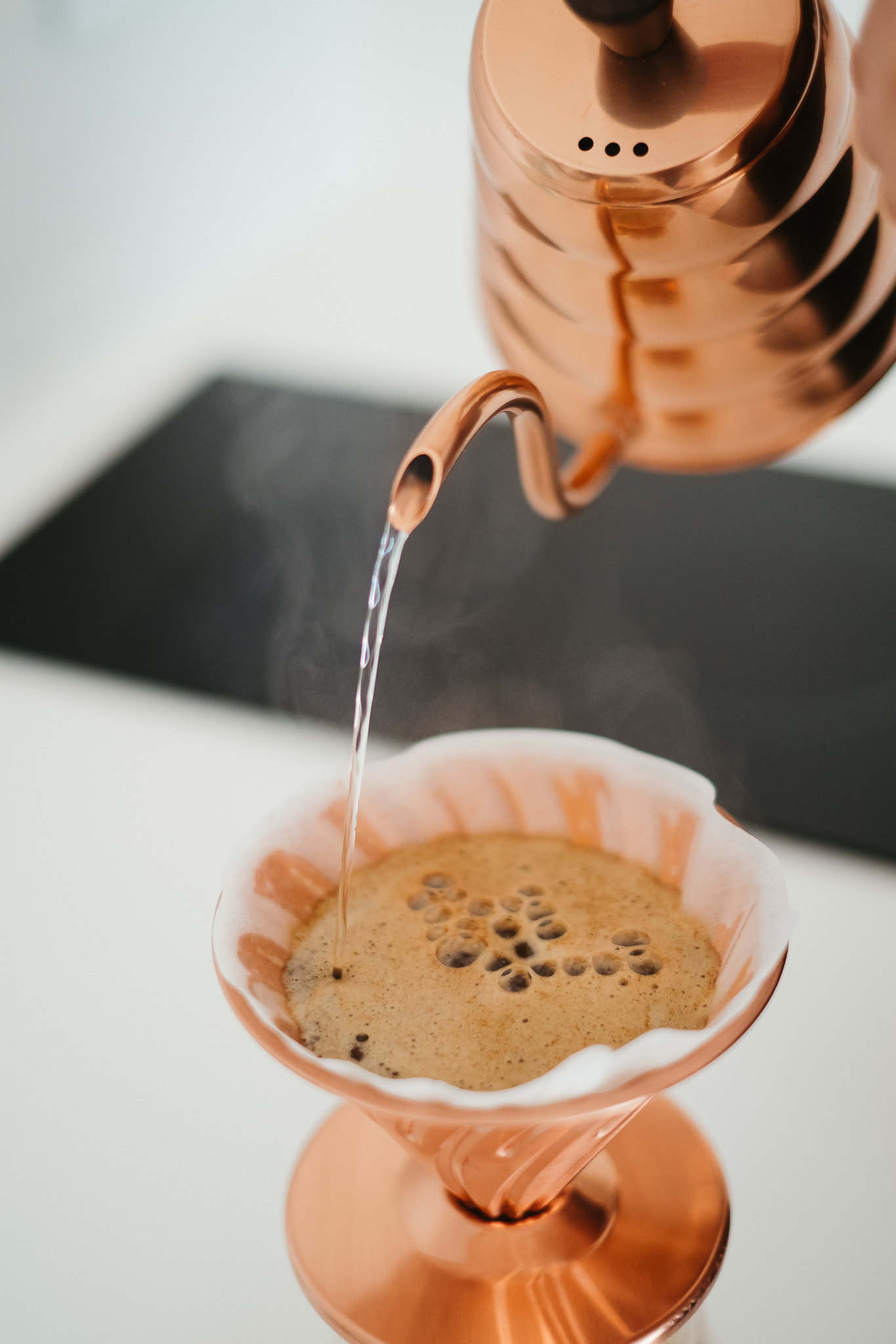 miedziany dripper Hario oraz czajnik podczas parzenia kawy