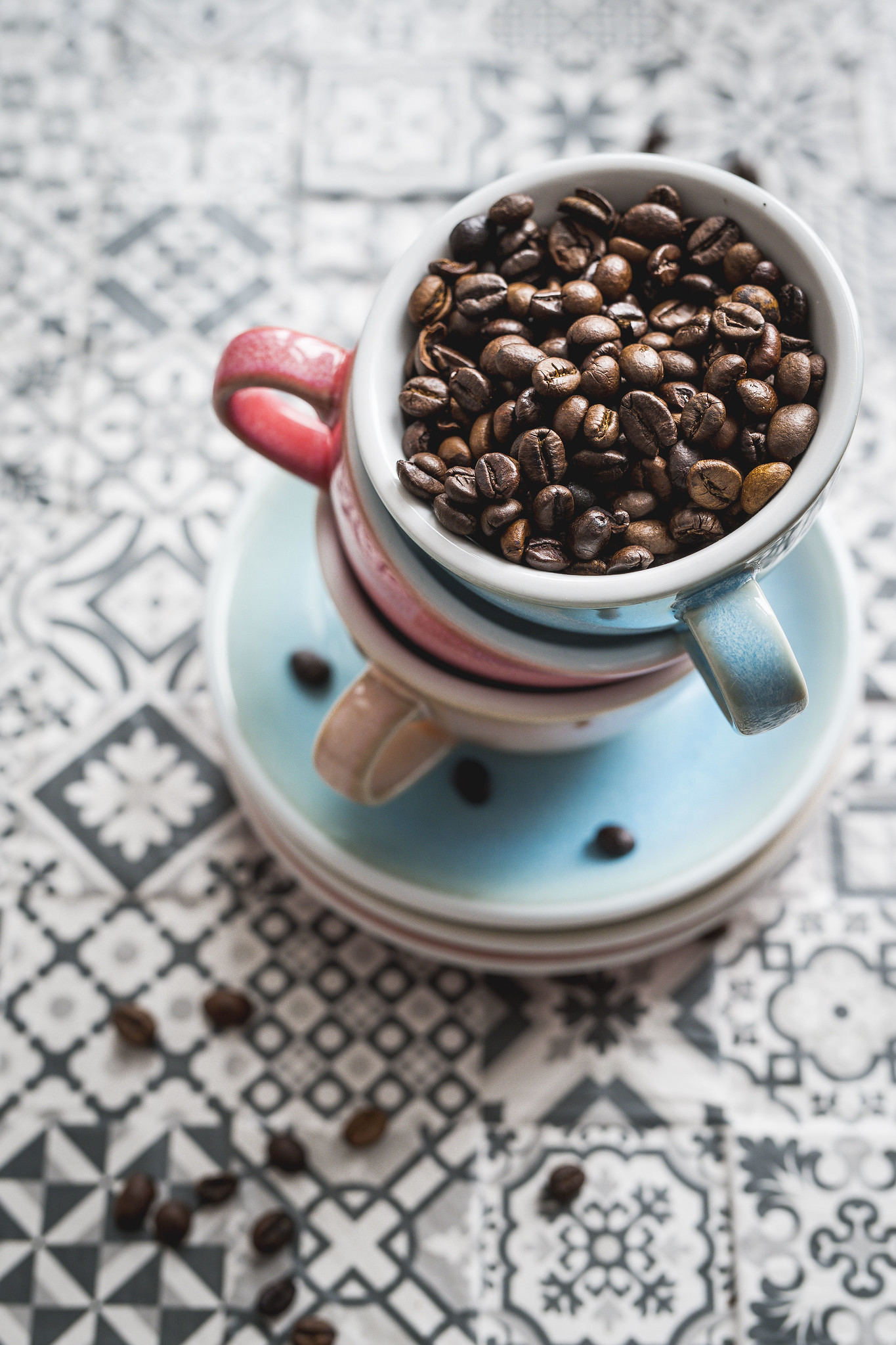 kawa a magnez - ziarna kawy w filiżance Loveramics
