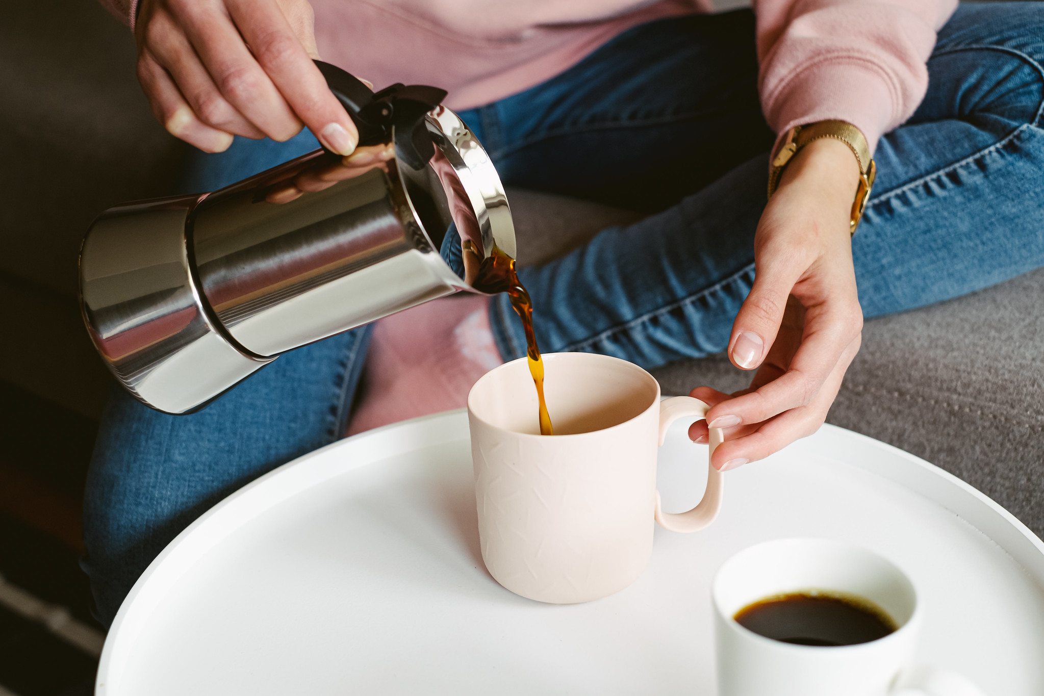 nalewanie kawy z kawiarki Bialetti do kubka Ende