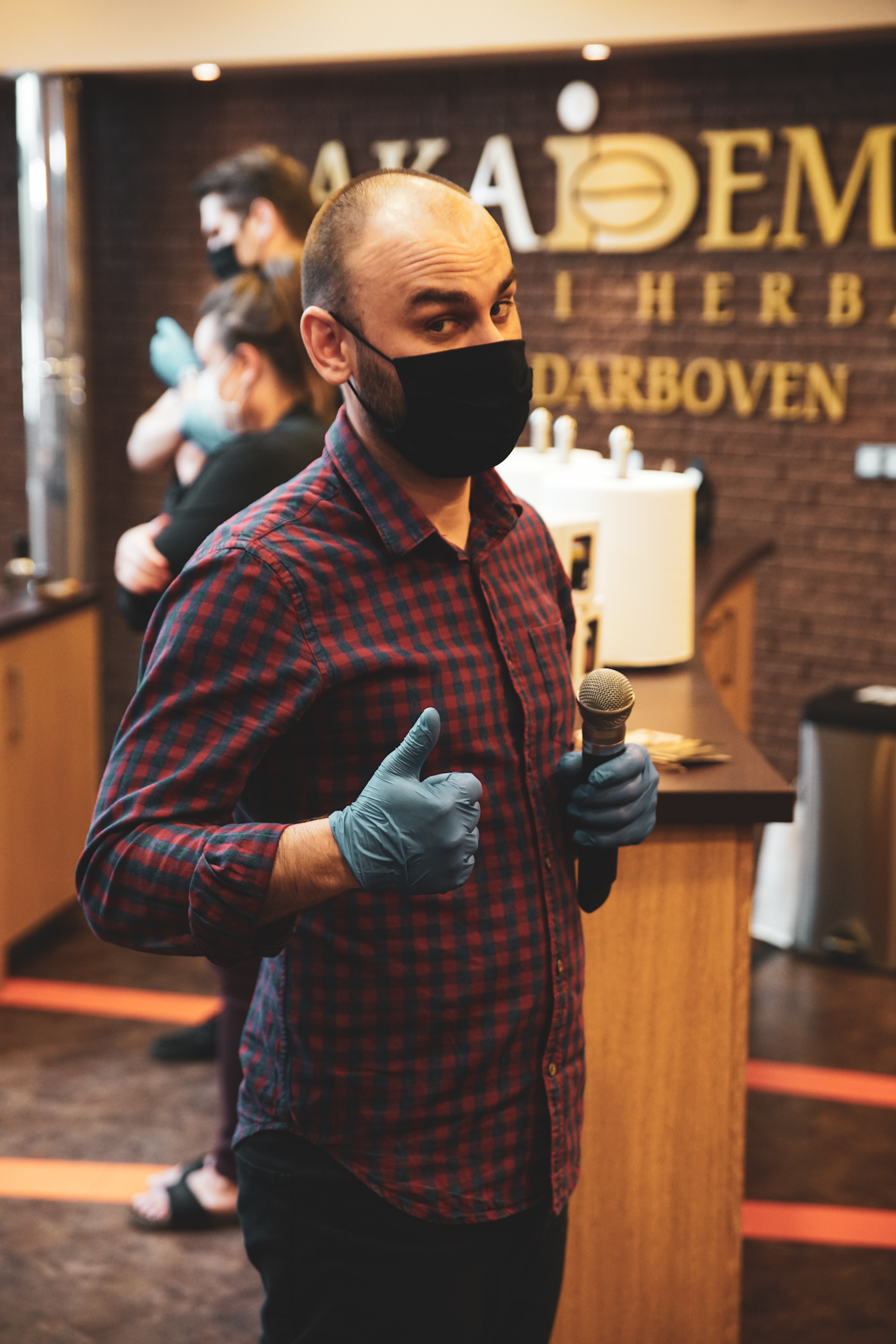 Paweł Świderski jako prowadzący Mistrzostwa Latte Art