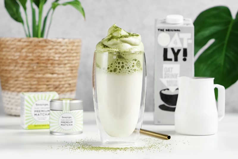 Dalgona matcha – przepis na koktajl matcha z mlekiem, który jemy nie tylko oczami!