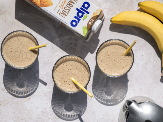 kawa z mlekiem roślinnym Alpro i bananem