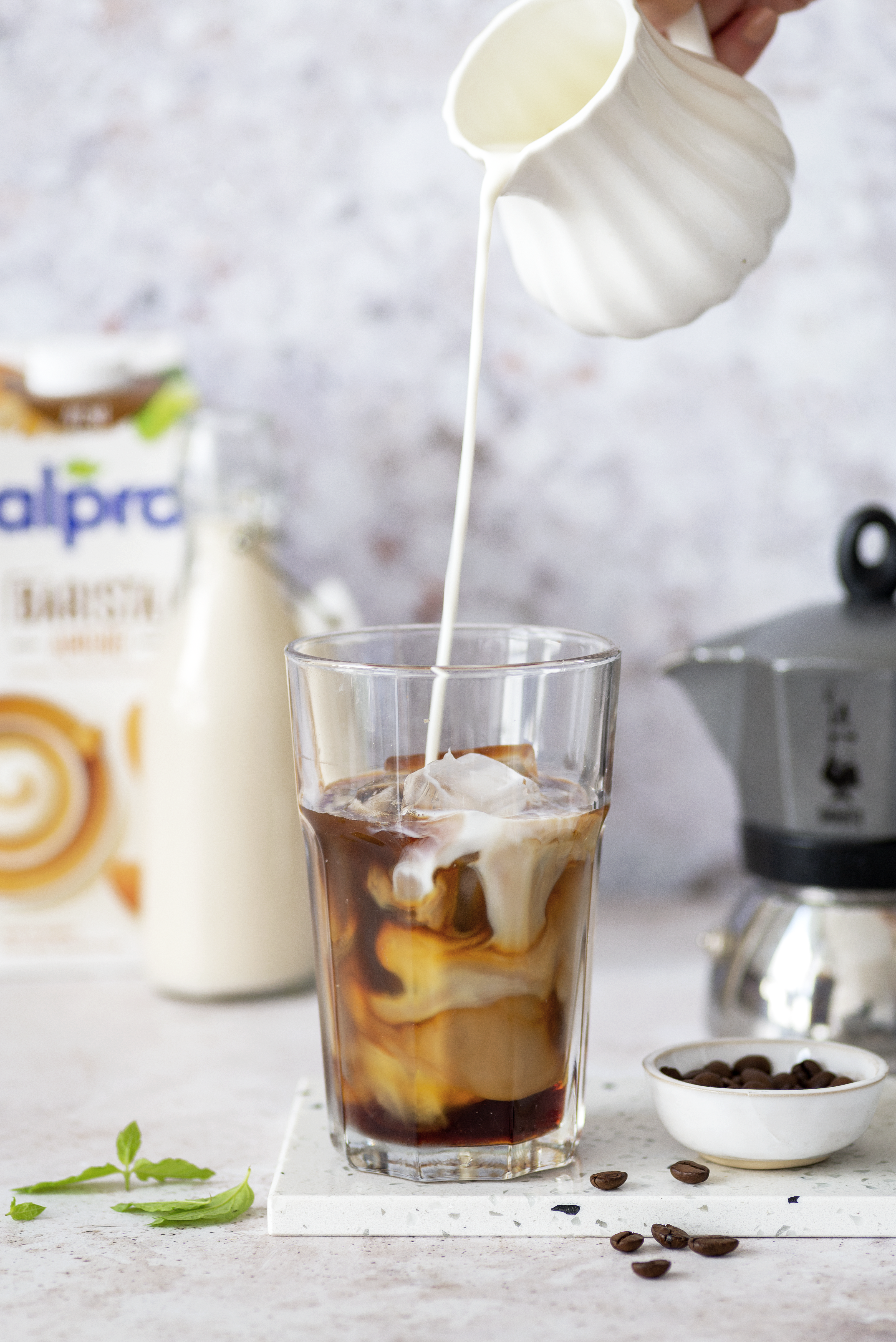 kawa mrożona - mocha z miętą i napojem roślinnym Alpro