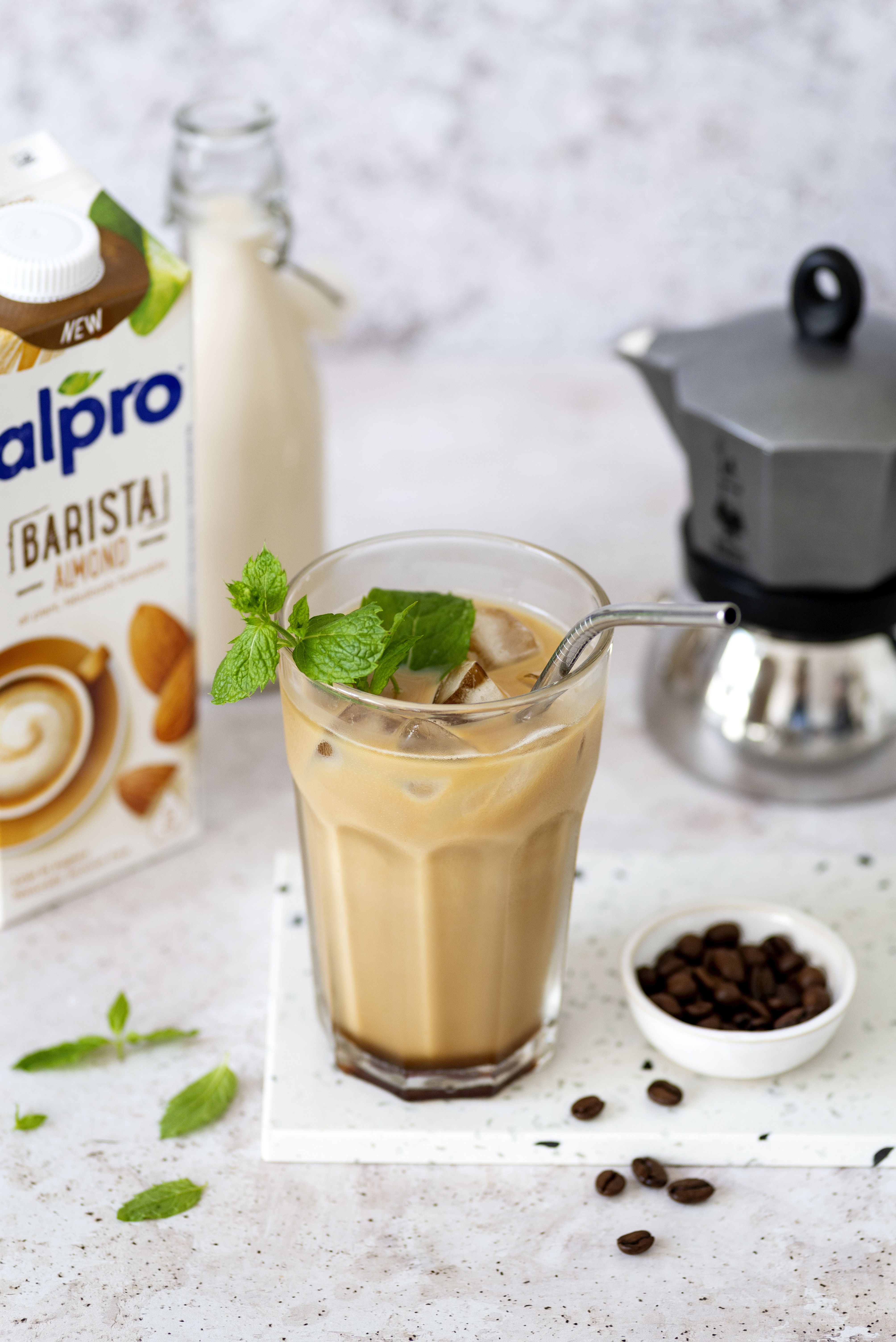 espresso z mięta i napojem migdałowym Alpro
