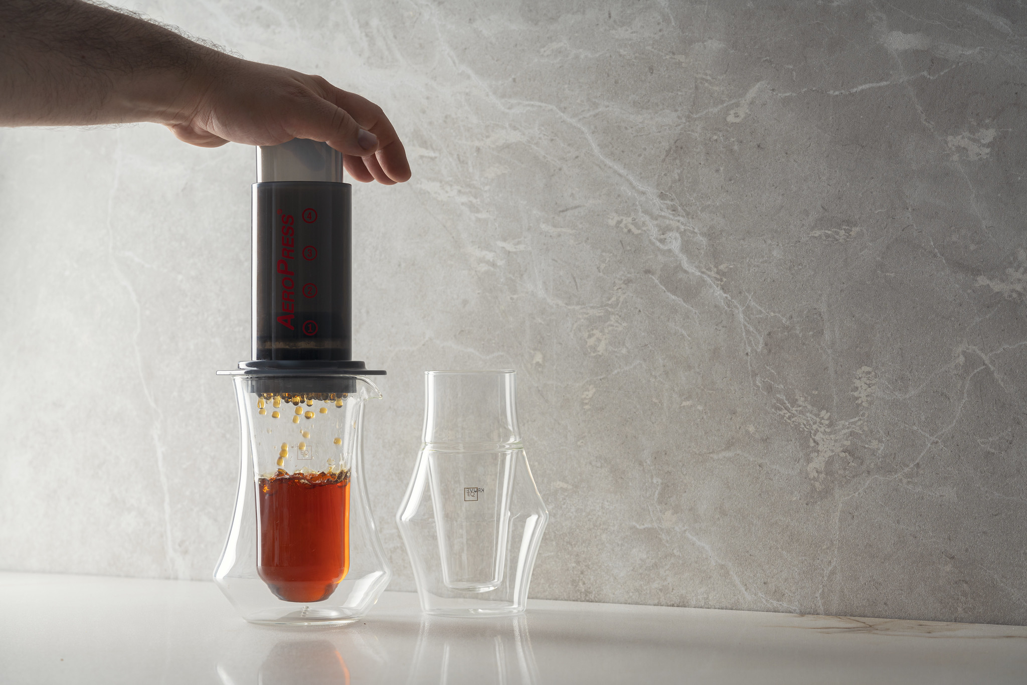parzenia kawy w AeroPressie do karafki Kruve