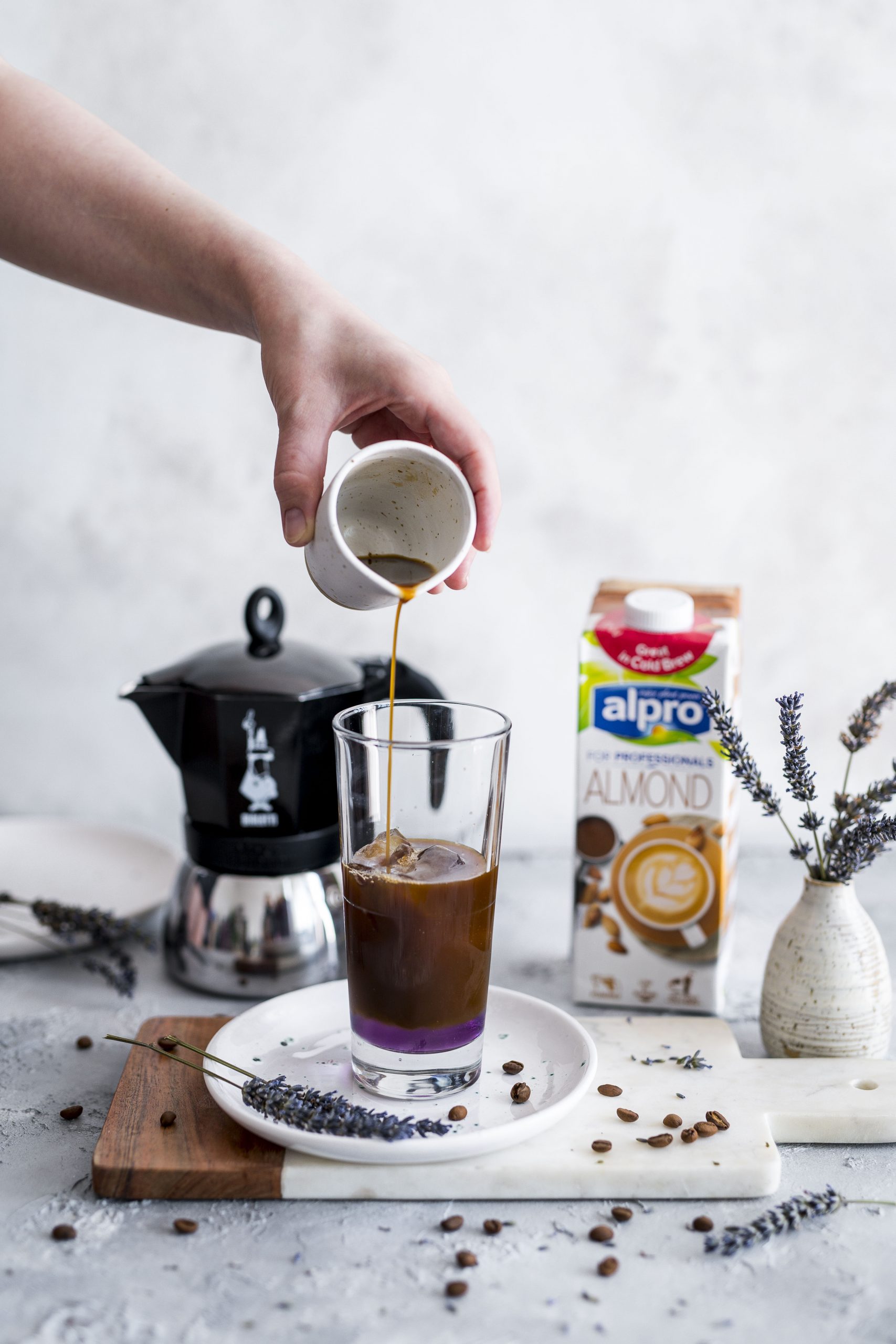 Lawendowe latte - kawa z dodatkiem mleka migdałowego