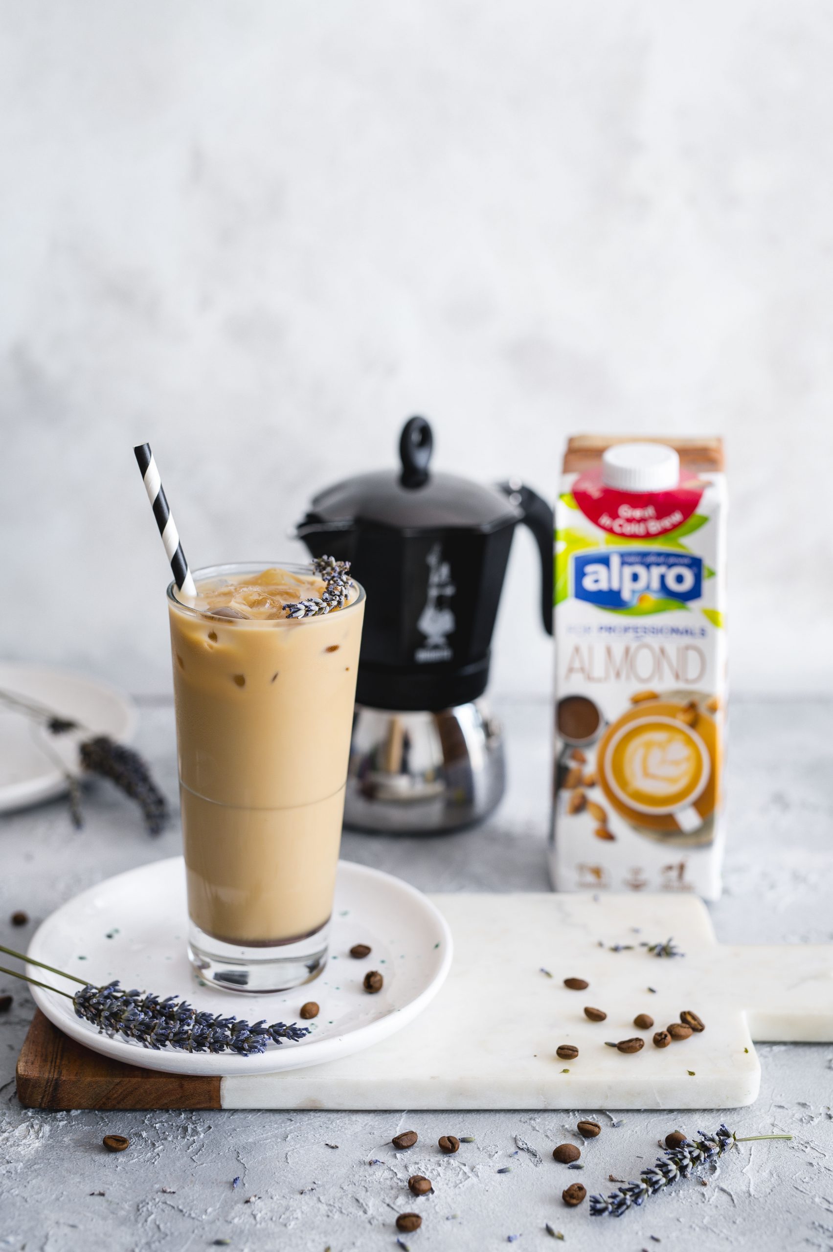 Kawa z syropem lawendowym i mlekiem Alpro