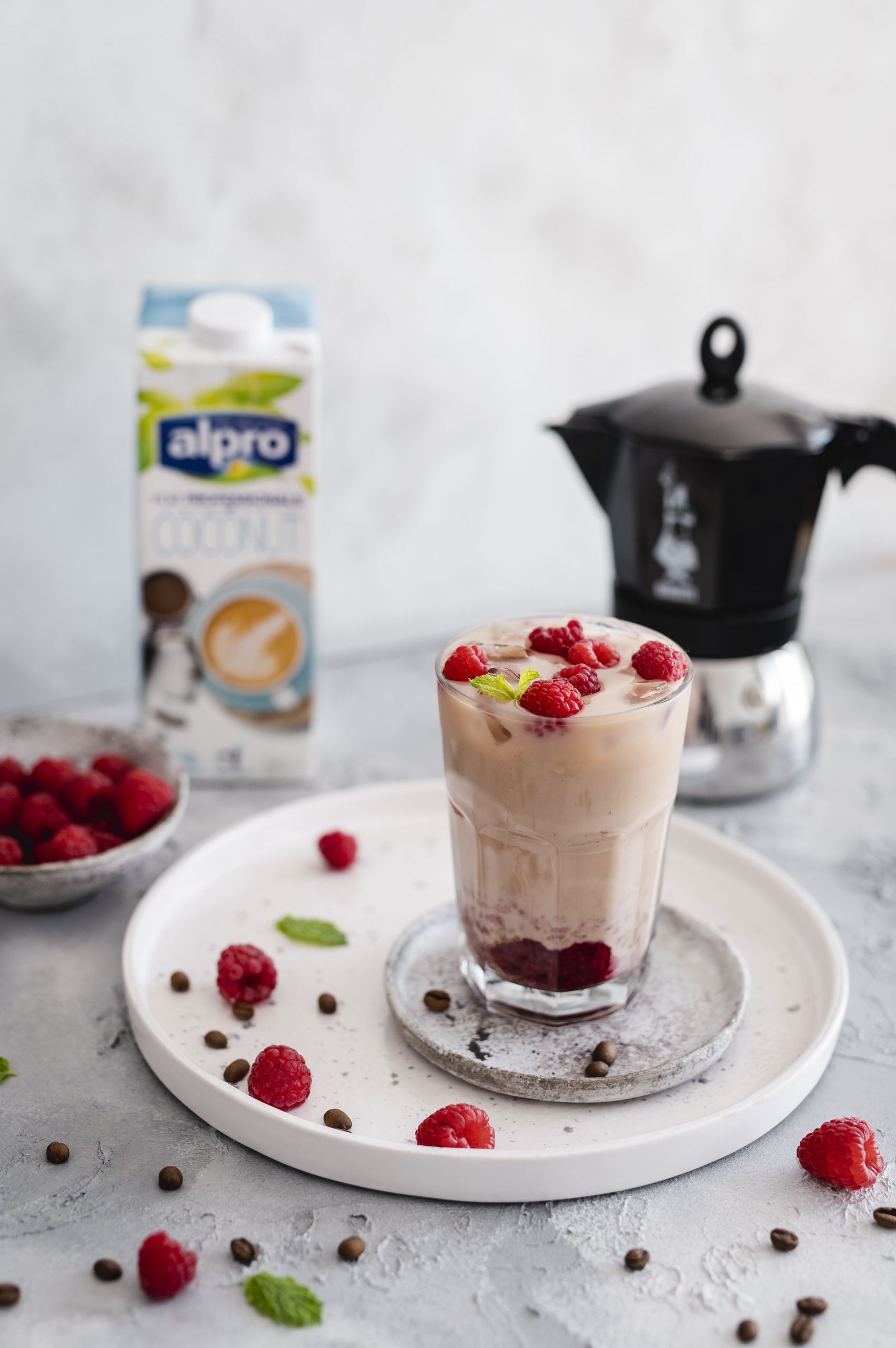 latte z mlekiem kokosowym i dodatkiem malin