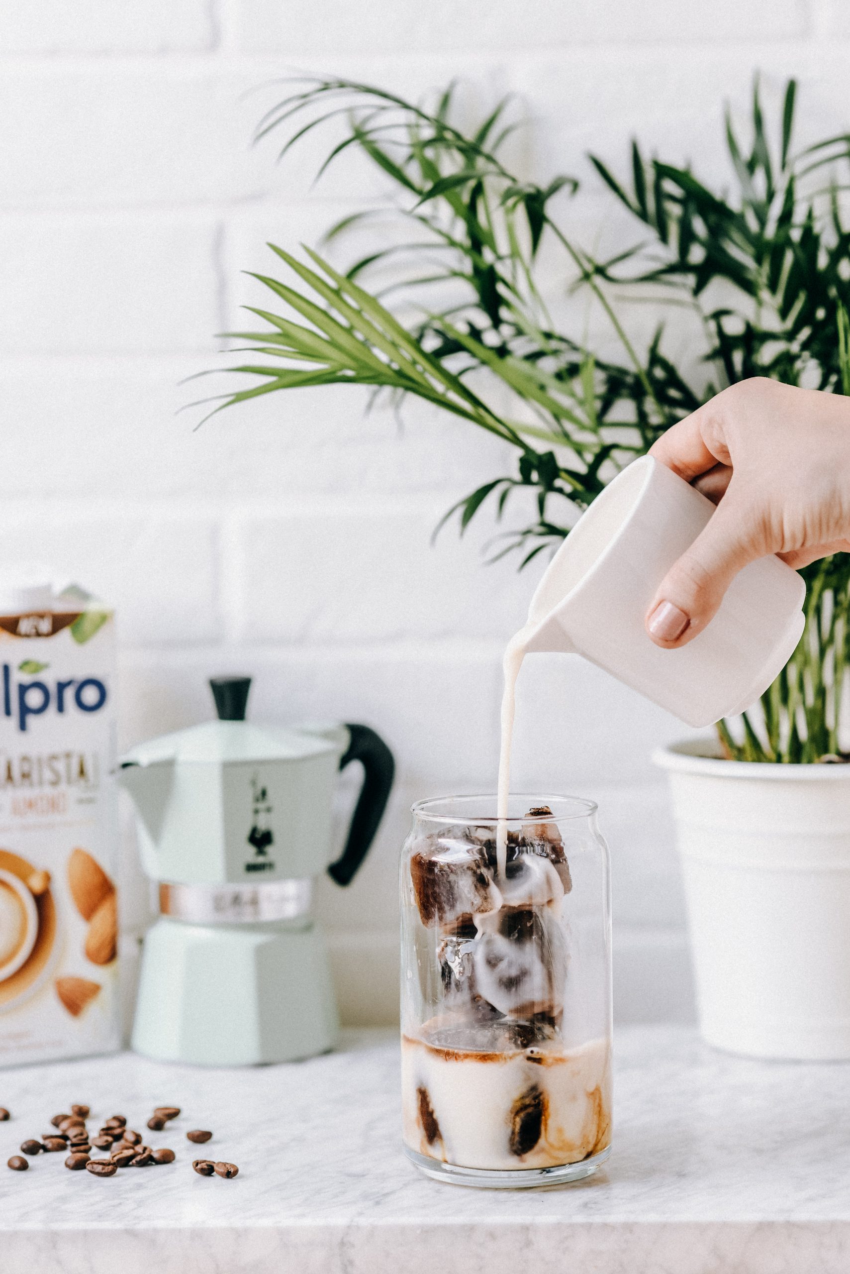 Latte na kostkach espresso z kawiarki Bialetti